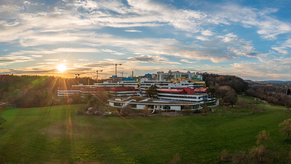 Luftbildaufnahme der Universität Konstanz im Sonnenuntergang
