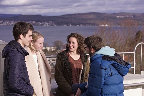 Studierende auf der Universitätsterasse