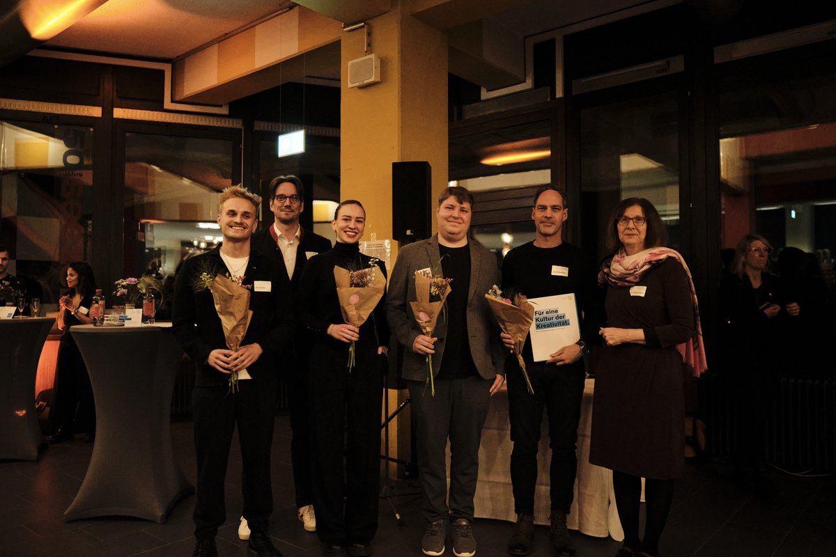Projektteam "YOUTOPIA" (PreisträgerInnen 2023) mit Björn Graf Bernadotte (Präsident der UGK) und Rektorin Prof. Dr. Katharina Holzinger – Foto: Philipp Uricher