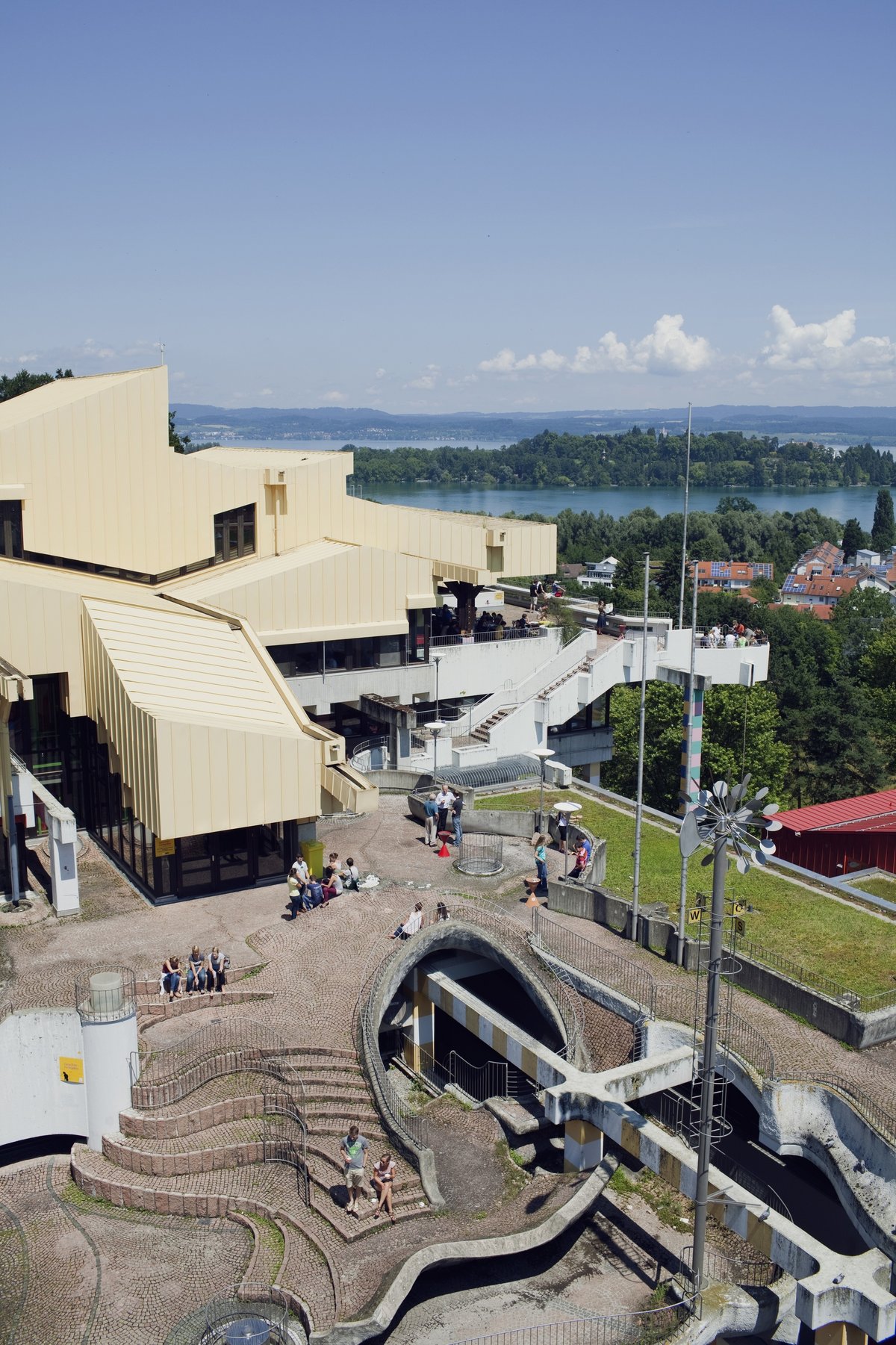 Innenhof und Blick auf die Mainau