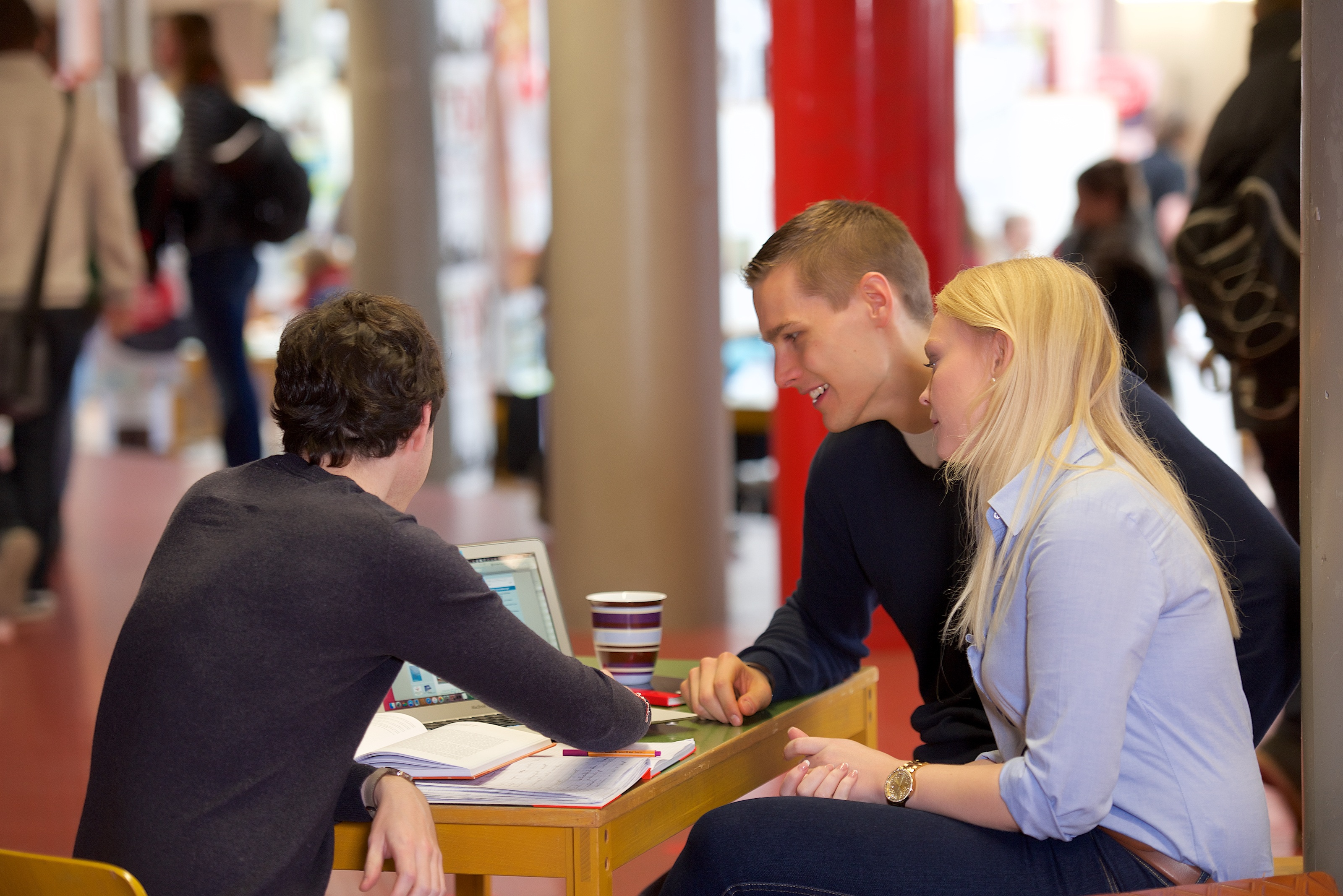 Studierende bei der Gruppenarbeit im Foyer