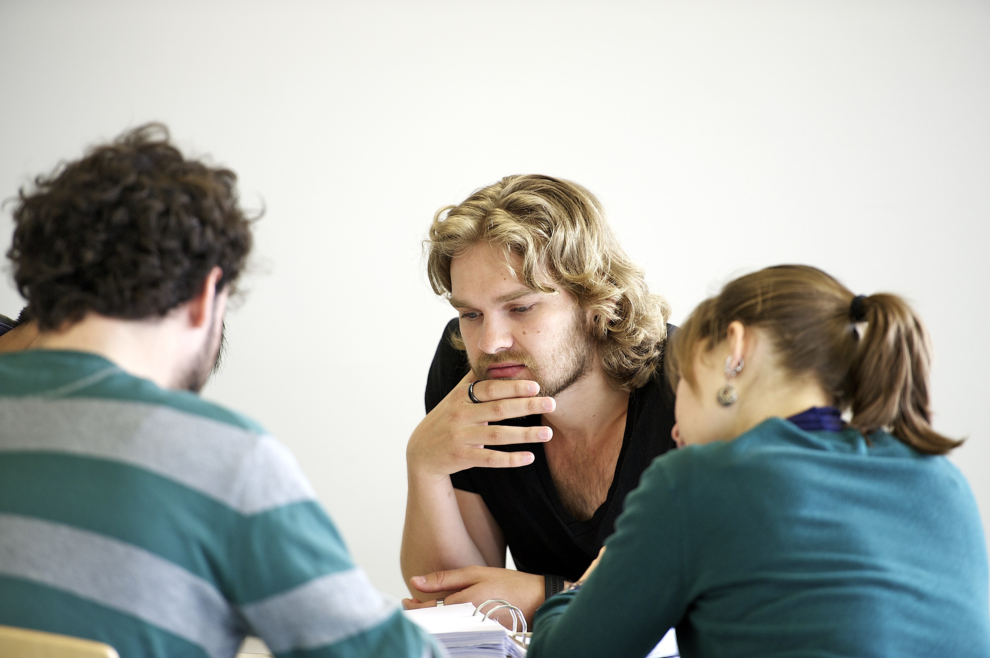 Studierende bei der Gruppenarbeit